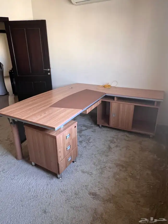 اثاث مكتبي شبه جديد 1