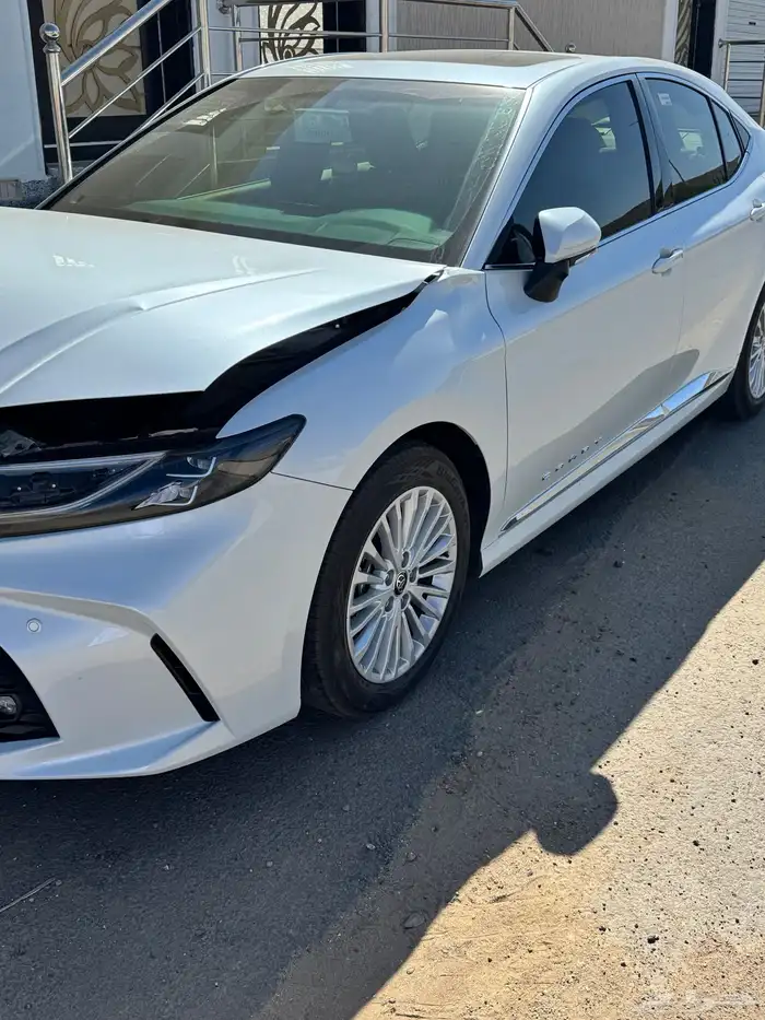 كامري 2025 بنزين LE مصدوم صدمه خفيفه 0