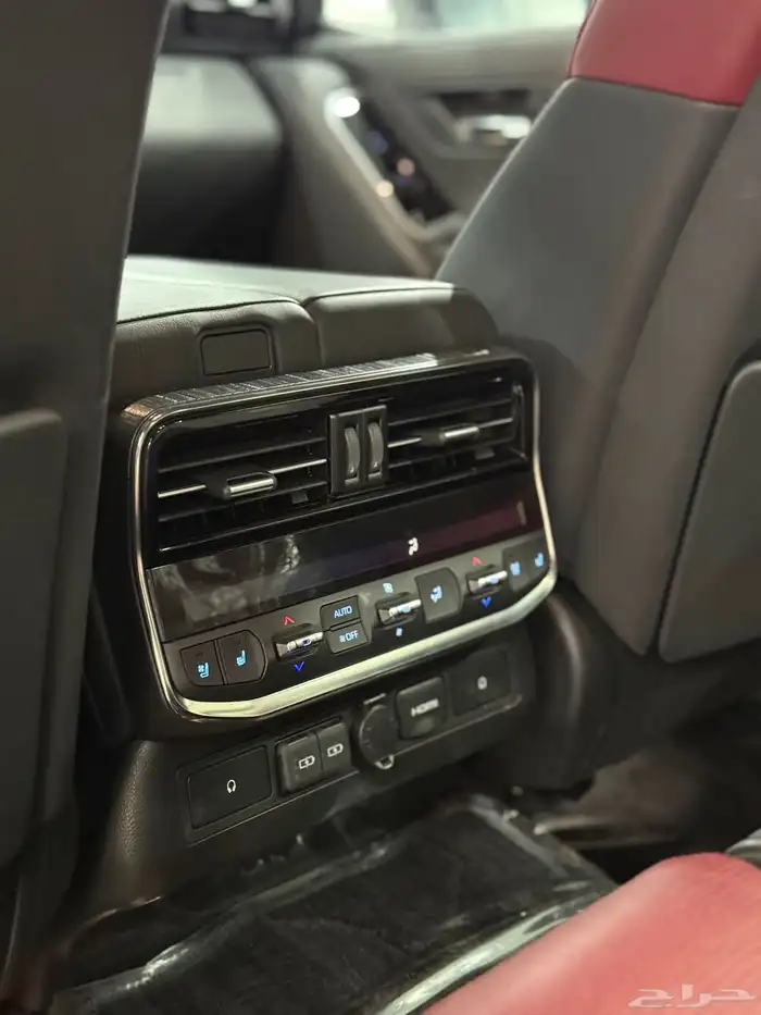 تويوتا لاندكروزر 2023 VX.R بنزين عداد 71 الف فقط 12