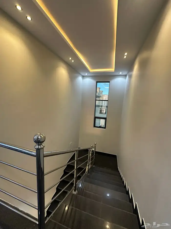 للبيع روفات علوية مودرن بموقع مميز 9 غرف شرق الخميس 14