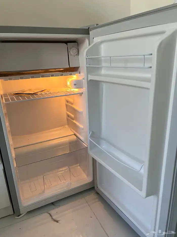 ثلاجتين صغير لونهم رمادي وحده جديده ب250 والثانيه 150 3