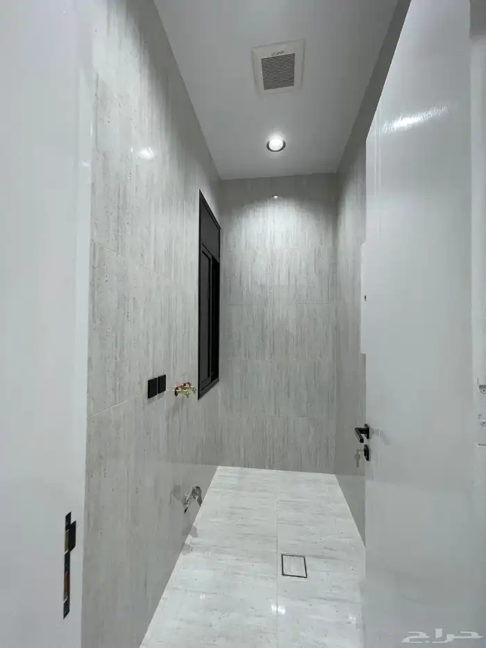 للبيع شقه دور أرضي مع حوش وبايكه وسط الخدمات خميس مشيط 5