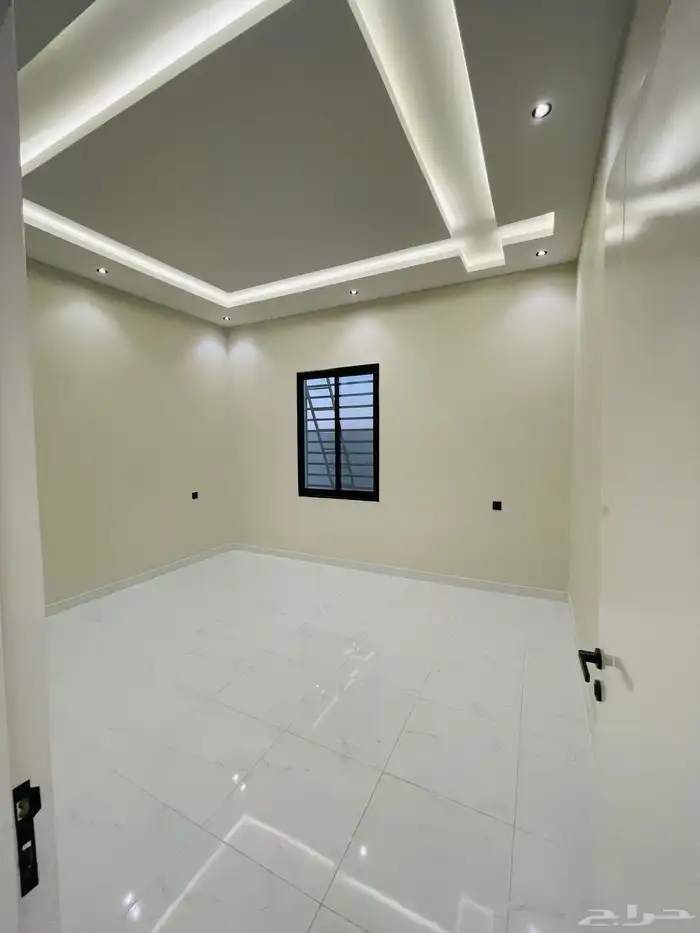 للبيع روف علوي مع ملحق درج خارجي فقط شمال الخمس 24