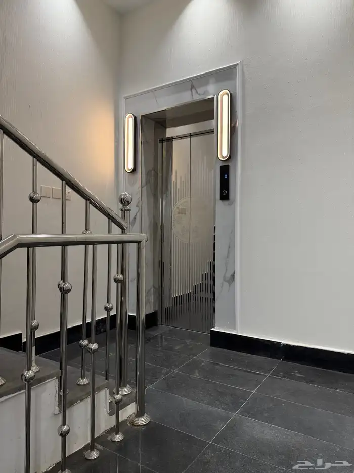 للبيع دور ثاني 6 غرف بأبها- قرب منتزة المطار بسعر 550 الف 1