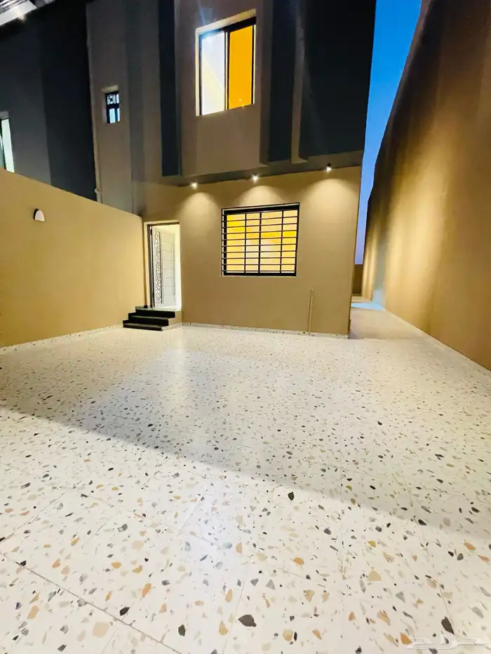 للبيع ادوار ارضي بحوش مدخل سيارة من 550 الف شمال الخميس 3