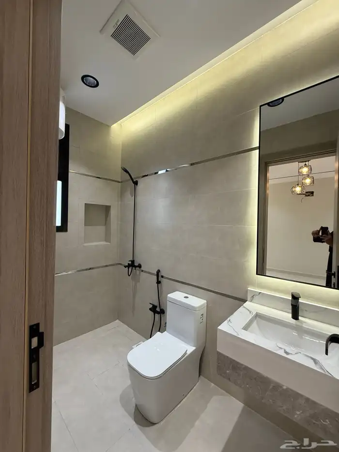 للبيع روف علوي بملحق وشقه ارضيه ببايكة سيارة ف احد رفيده. 36