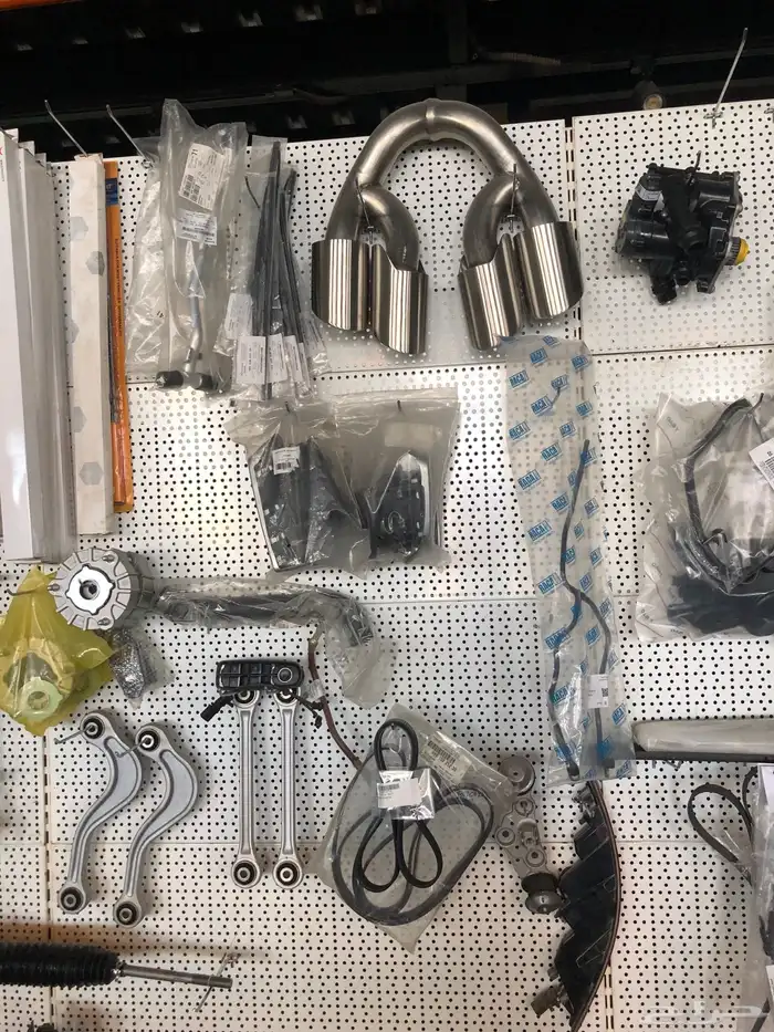 فحص و صيانة وبرمجة وقطع غيار سيارات بورش 2