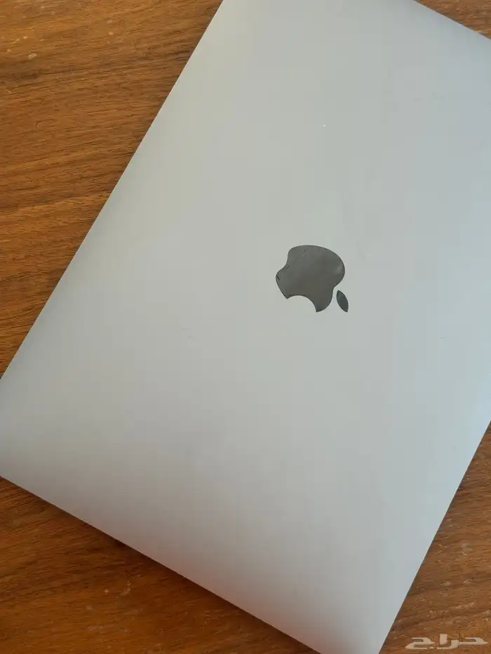 ماك بوك برو 2018 مع تتش بار 4