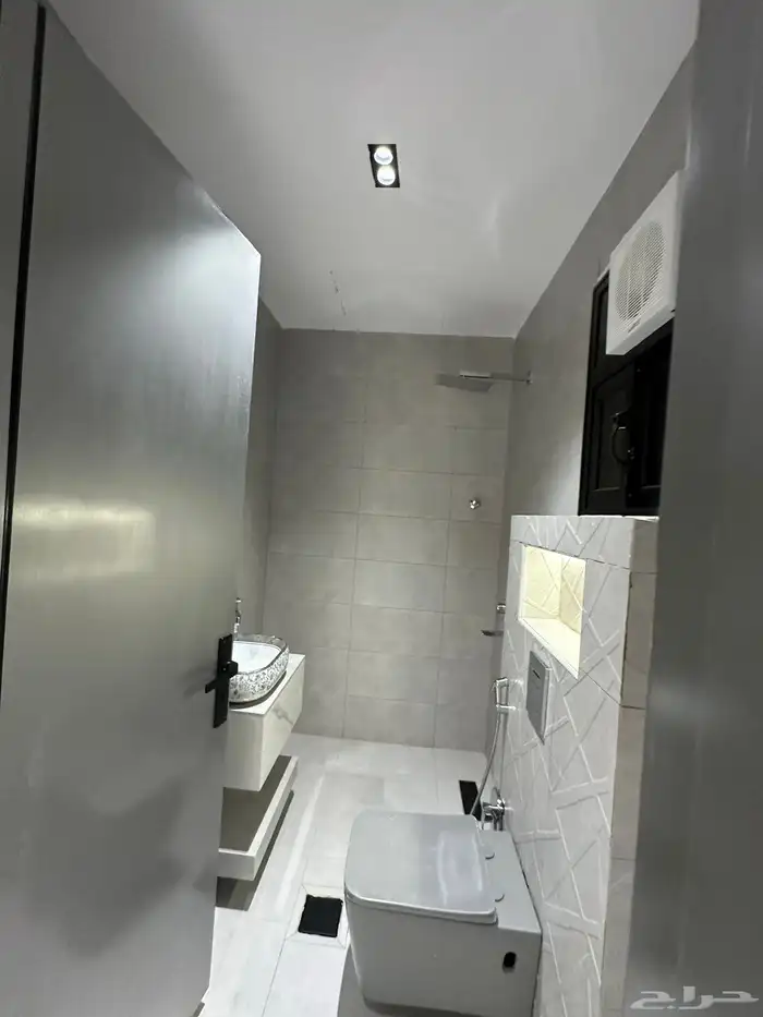 بالقرب من المطار شقة علوية للبيع 245 متر ببلكونة سعر مناسب 13