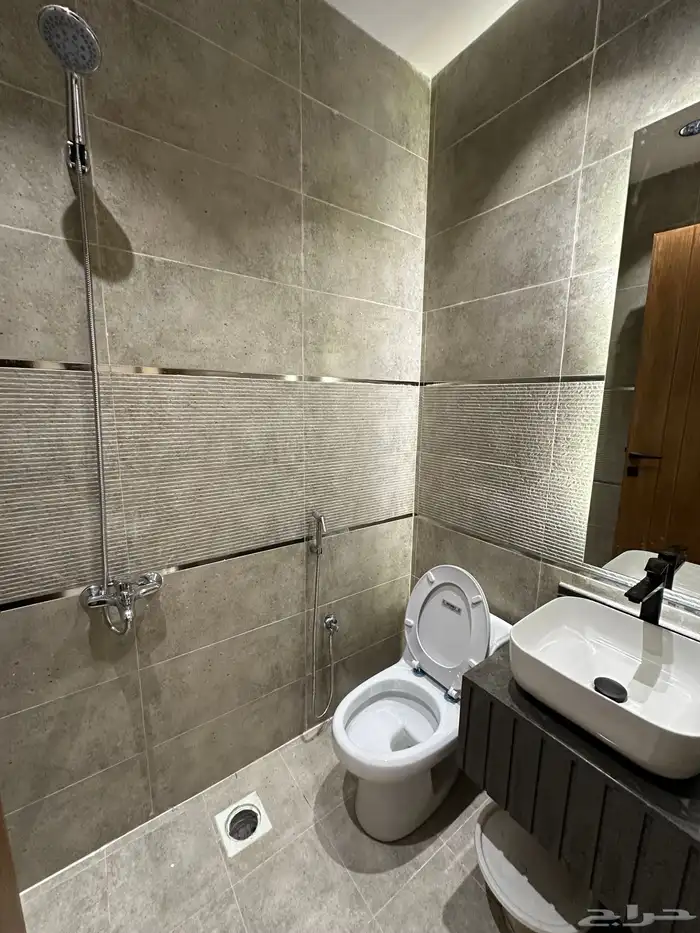 للبيع شقه ارضيه مستقله6غرف بأبهاالبديع قرب الراشد مول500الف 17