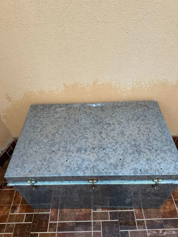 صندوق معدني قديم 1