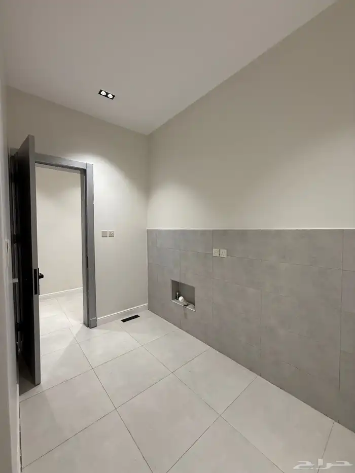 للبيع دور ثاني 6 غرف بأبها- قرب منتزة المطار بسعر 550 الف 14