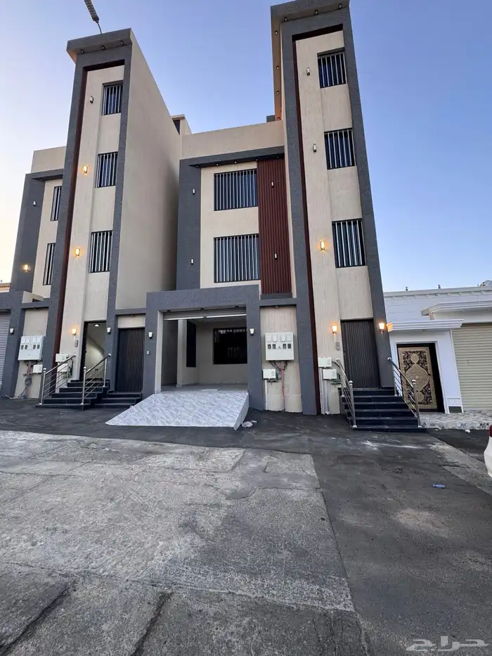 للبيع شقه 6 غرف vip مع سطح من 500 الف حى دره الموسى 1