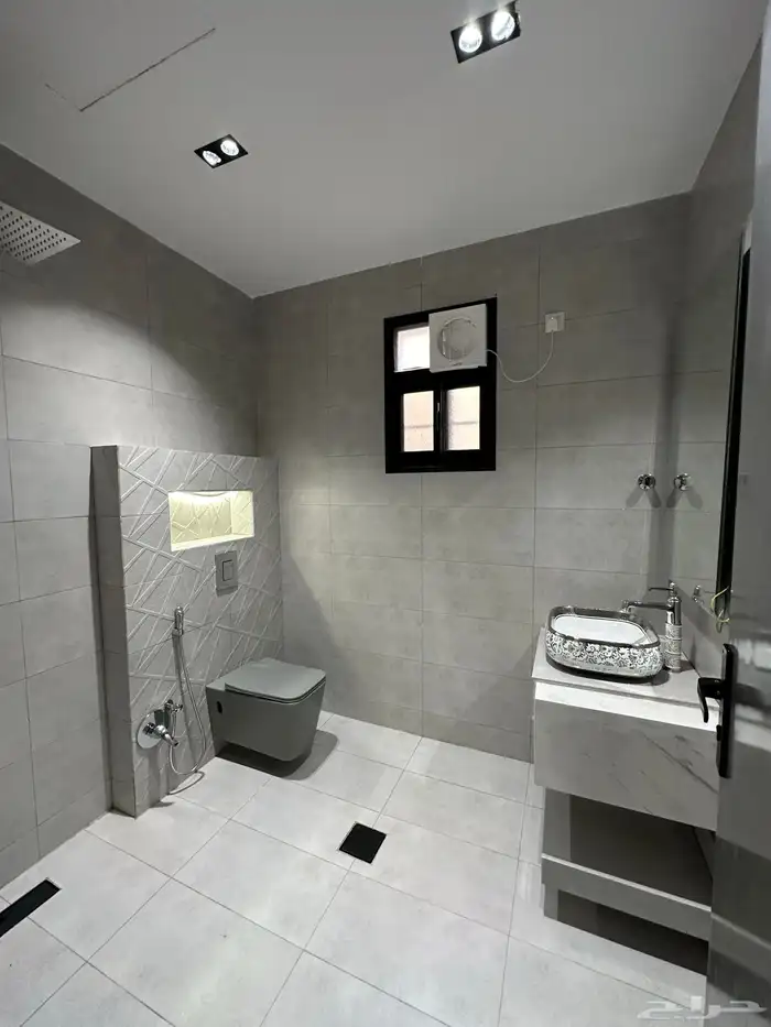 بالقرب من المطار شقة علوية للبيع 245 متر ببلكونة سعر مناسب 11