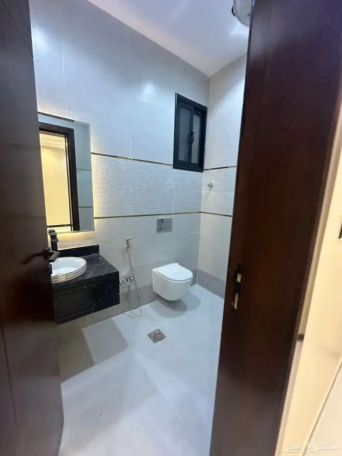 للبيع روفات علوية مودرن بموقع مميز 9 غرف شرق الخميس 13