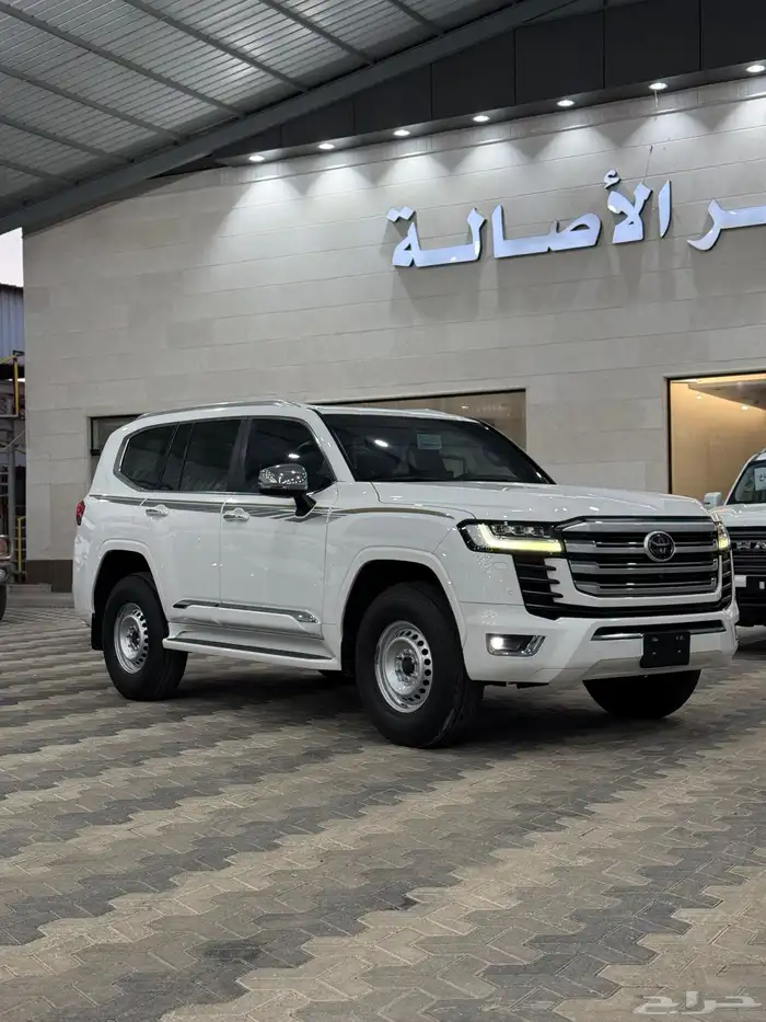تويوتا لاندكروزر 2023 VX.R بنزين عداد 71 الف فقط 2