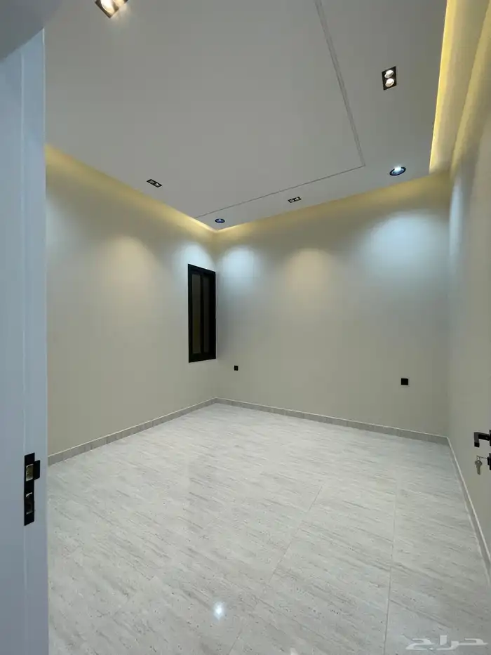 للبيع شقه دور أرضي مع حوش وبايكه وسط الخدمات خميس مشيط 14