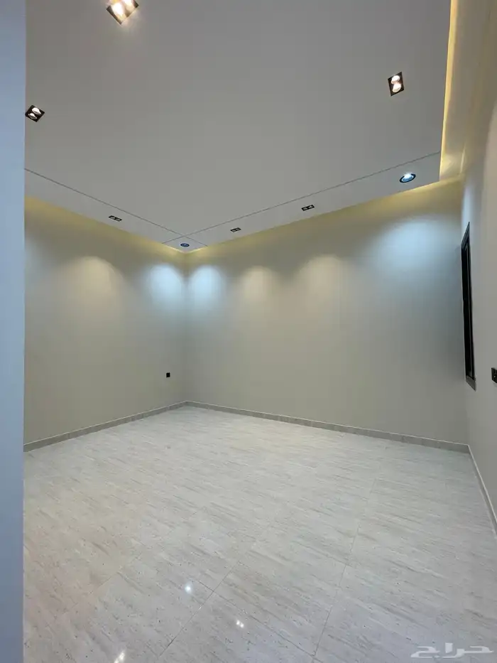 للبيع شقه دور أرضي مع حوش وبايكه وسط الخدمات خميس مشيط 19