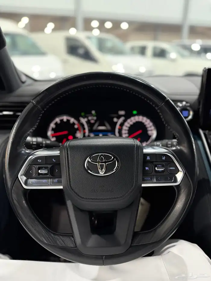 تويوتا لاندكروزر 2023 VX.R بنزين عداد 71 الف فقط 20