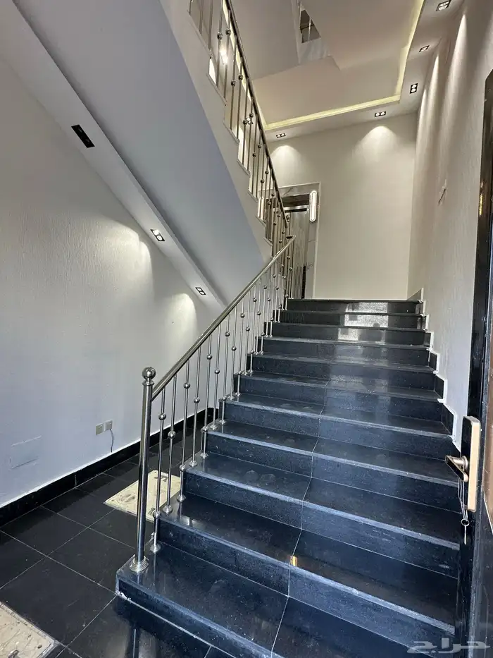 بالقرب من المطار شقة علوية للبيع 245 متر ببلكونة سعر مناسب 16