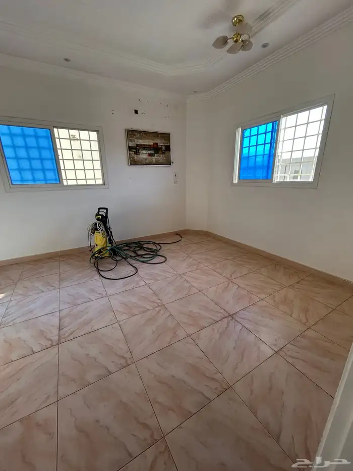 للإيجار دور في فيلا حي الملك فيصل 16