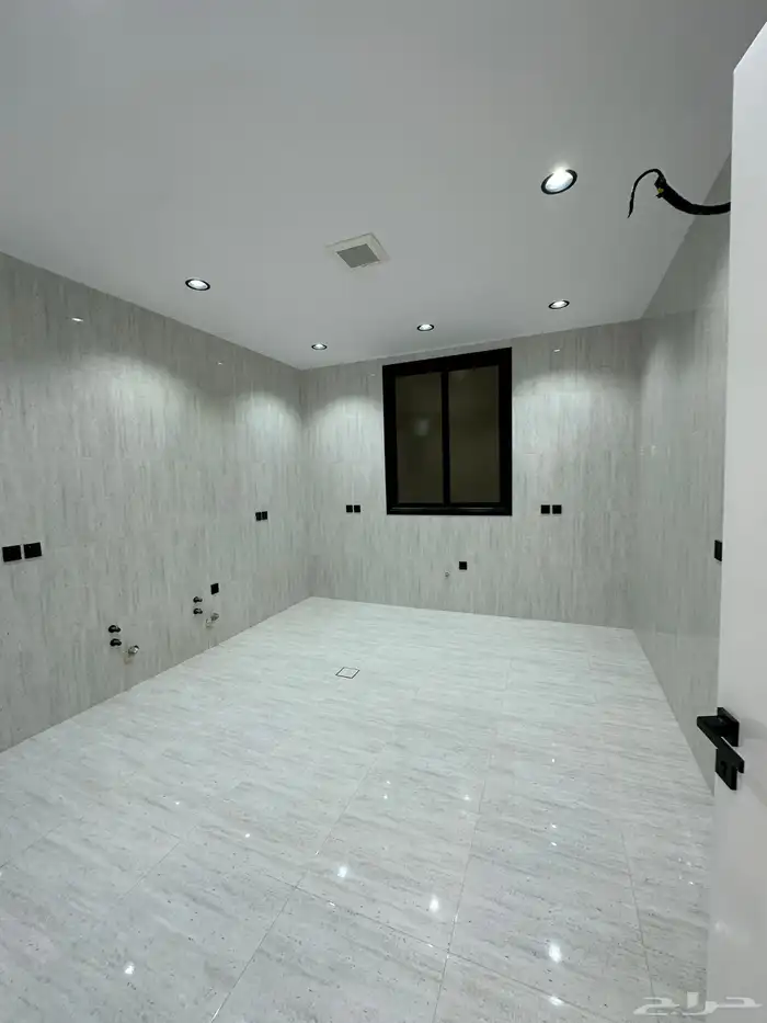 البيع ادوار علوية بمساحة 245 متر بموقع مميز شرق الخميس 7