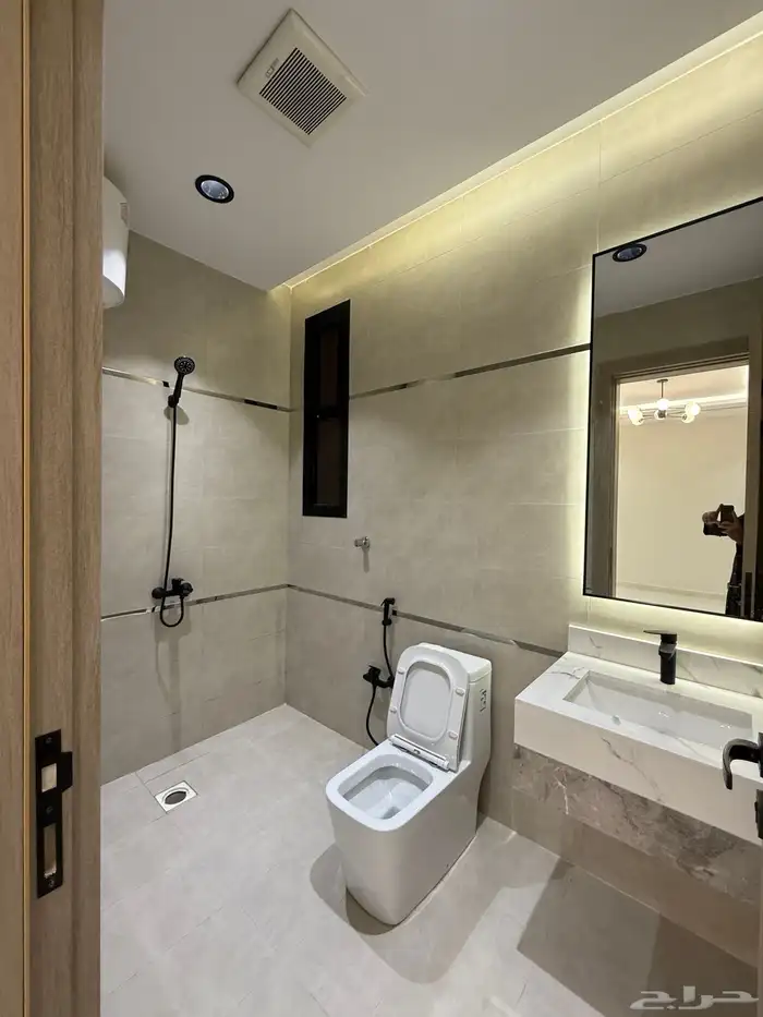 للبيع روف علوي بملحق وشقه ارضيه ببايكة سيارة ف احد رفيده. 34