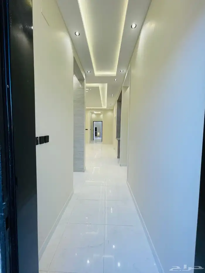 للبيع روف علوي مع ملحق درج خارجي فقط شمال الخمس 27