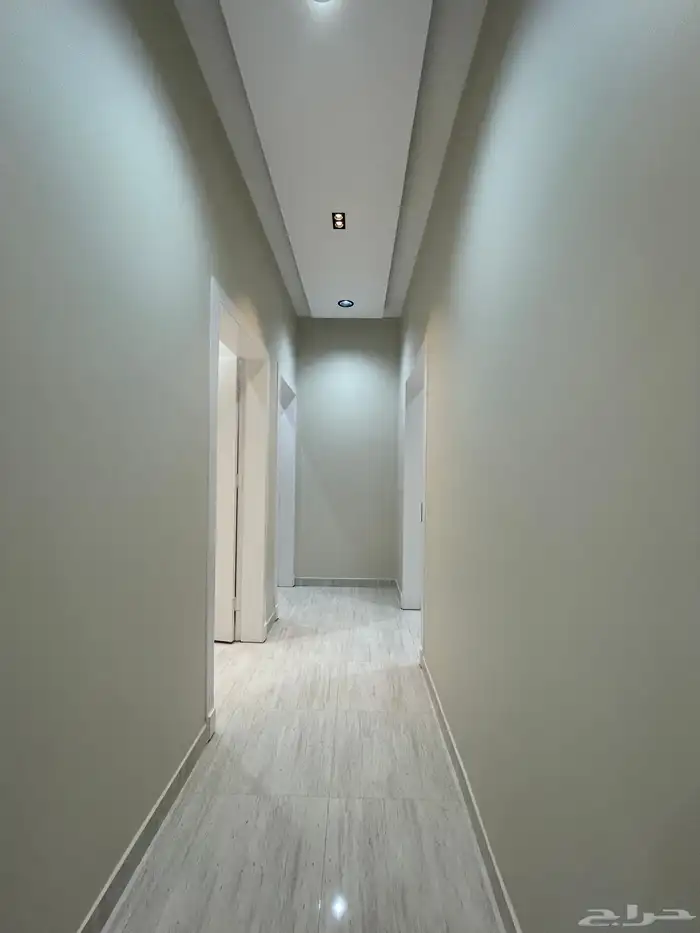 للبيع شقه دور أرضي مع حوش وبايكه وسط الخدمات خميس مشيط 11