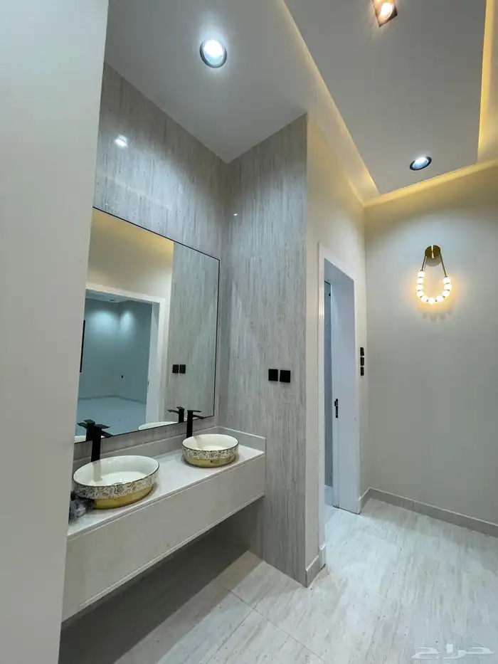 للبيع شقه دور أرضي مع حوش وبايكه وسط الخدمات خميس مشيط 3