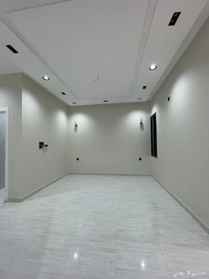 للبيع شقه دور أرضي مع حوش وبايكه وسط الخدمات خميس مشيط 9