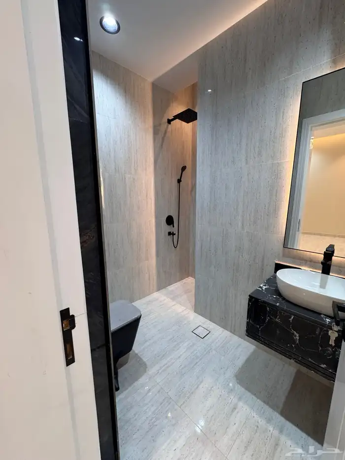 للبيع شقه 6 غرف vip مع سطح من 500 الف حى دره الموسى 18