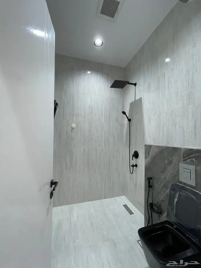 للبيع شقه دور أرضي مع حوش وبايكه وسط الخدمات خميس مشيط 18