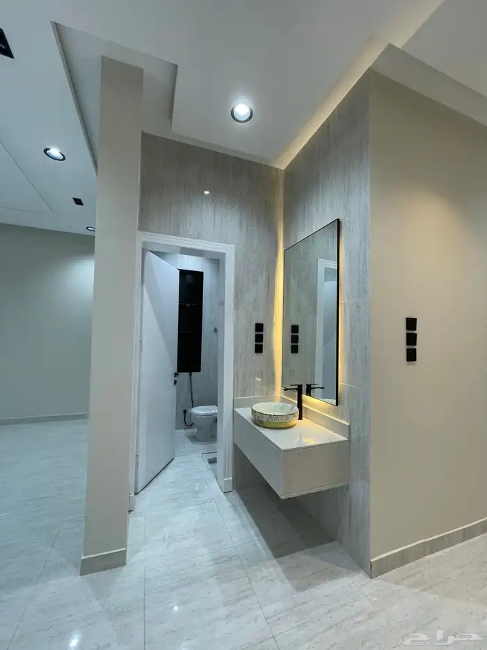 للبيع شقه دور أرضي مع حوش وبايكه وسط الخدمات خميس مشيط 13