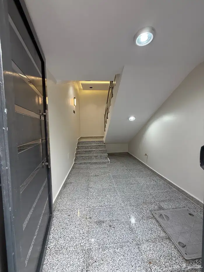 للبيع روف علوي بملحق وشقه ارضيه ببايكة سيارة ف احد رفيده. 22