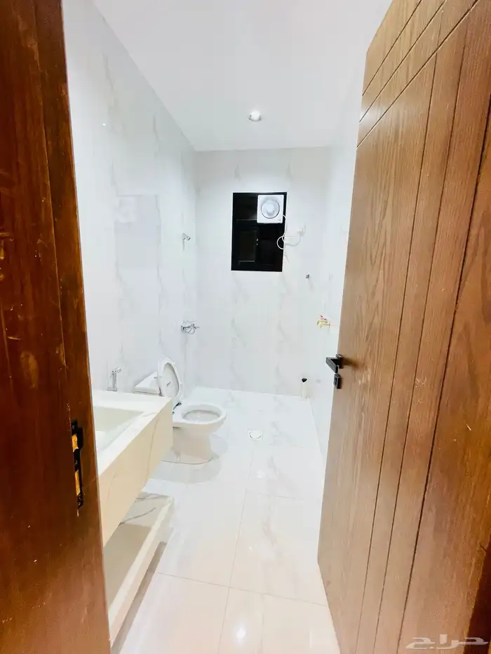 للبيع ادوار ارضي بحوش مدخل سيارة من 550 الف شمال الخميس 16