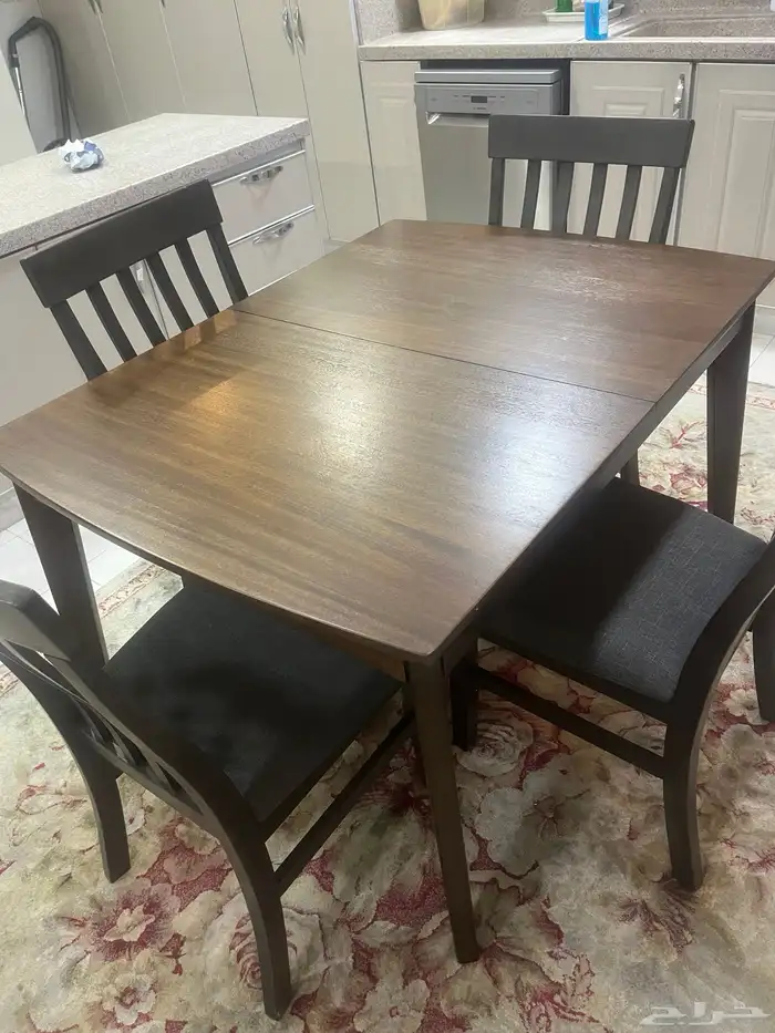 طاولة طعام من أشلي مع أربعه كراسي آشلي جديده. فرصه 0