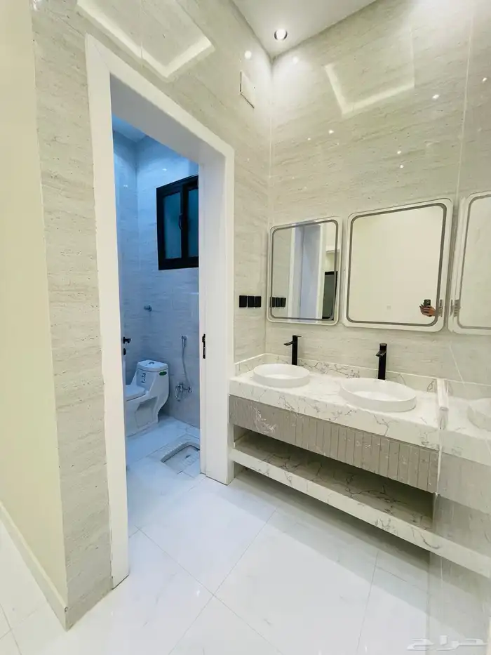 للبيع روف علوي مع ملحق درج خارجي فقط شمال الخمس 11