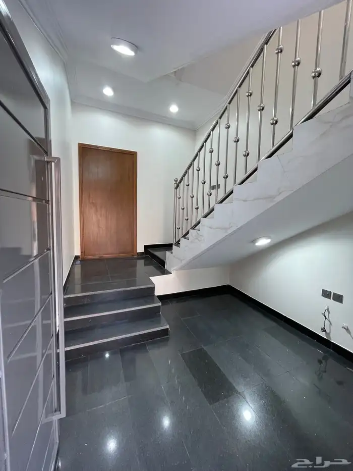 للبيع شقه روف دوبلكس دور ثاني وملحق درج داخلي بخميس مشيط 1