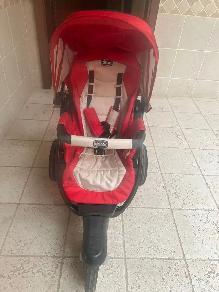 عربه أطفال من ماركه تشيكو بحالة ممتازه 2