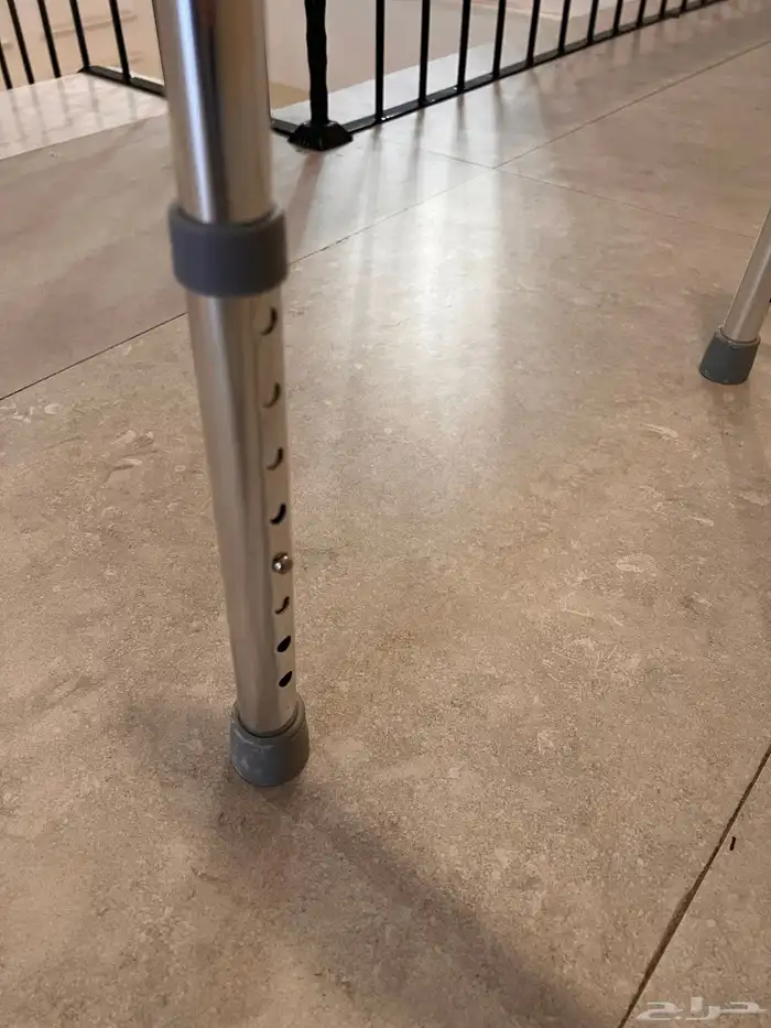 عكاز مستعمل لاكن جديد جودته زينه 2