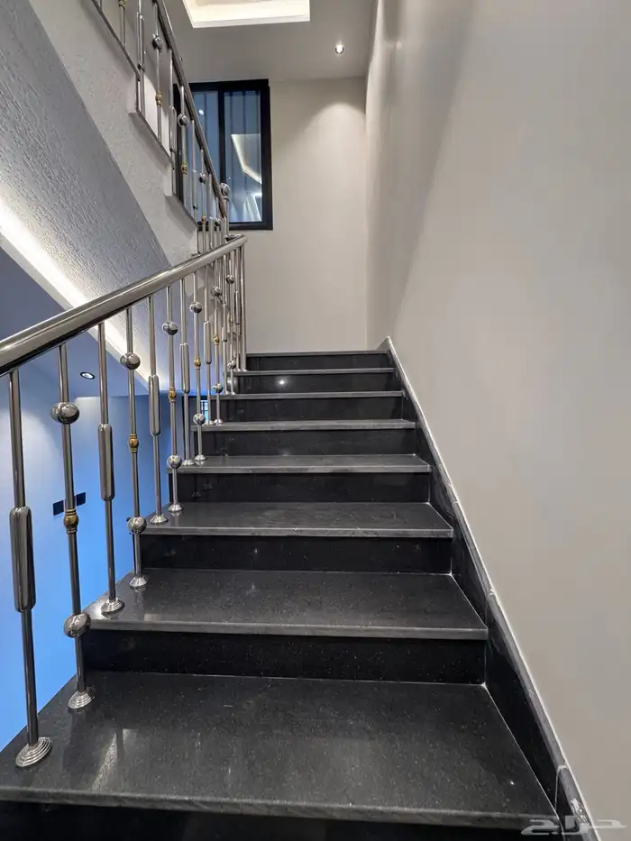 للبيع شقه 6 غرف vip مع سطح من 500 الف حى دره الموسى 4