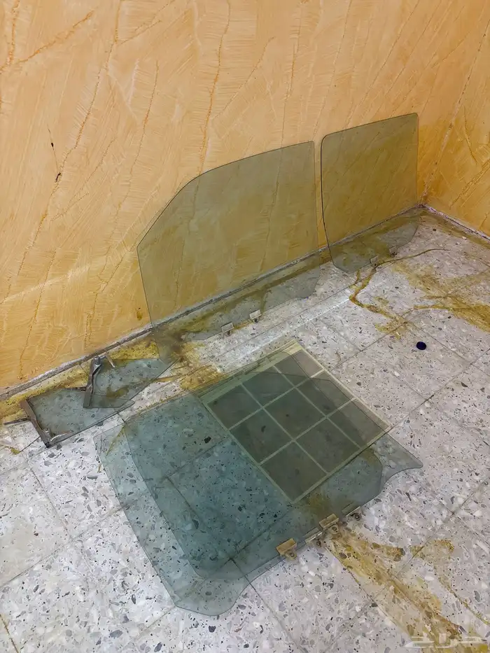 سلام عليكم متوفره اربع قزازات ددسن 0