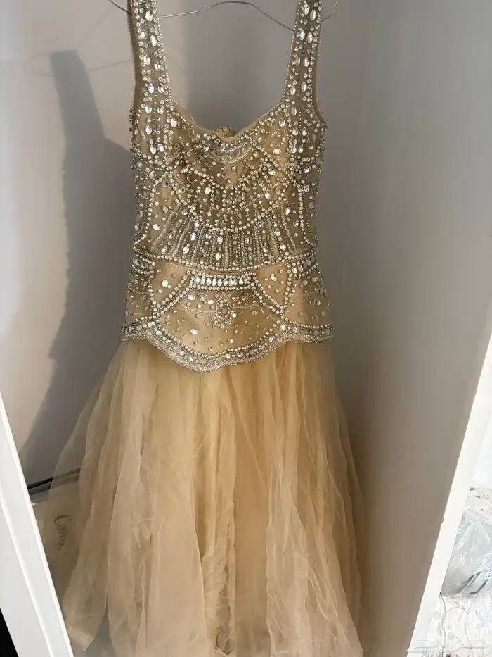 فستان جديد ما انلبس الا لبسه وحده شريته ب1400 وببيعه ب980 0