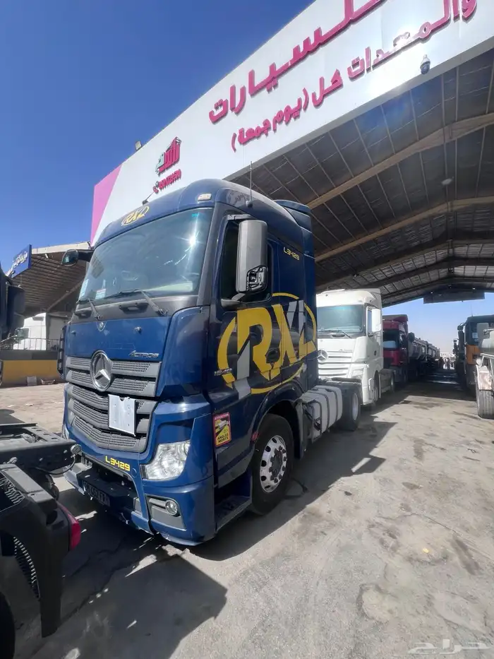 حراج معرض رائد للسيارات والشاحنات والمعدات كل يوم جمعه 6