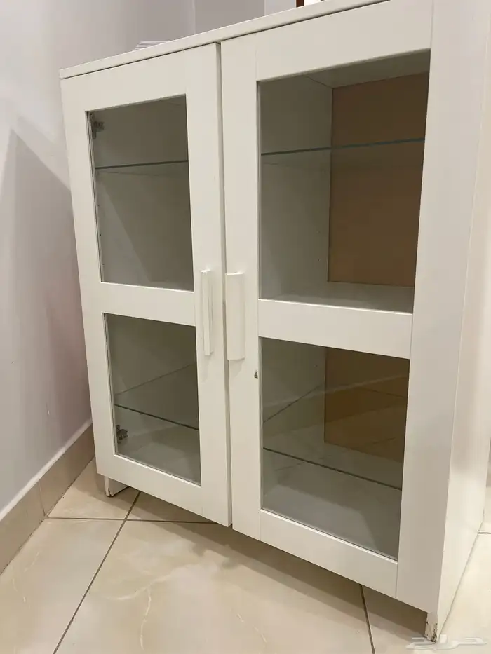 للبيع دولاب كتب من إيكيا بحالة ممتاز مع طاولة تلفزيون 1