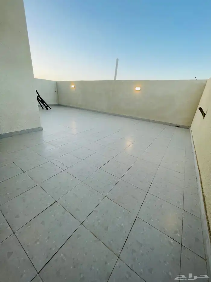 للبيع روف علوي مع ملحق درج خارجي فقط شمال الخمس 28