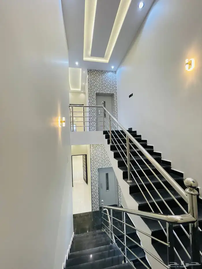 للبيع روف علوي مع ملحق درج خارجي فقط شمال الخمس 20