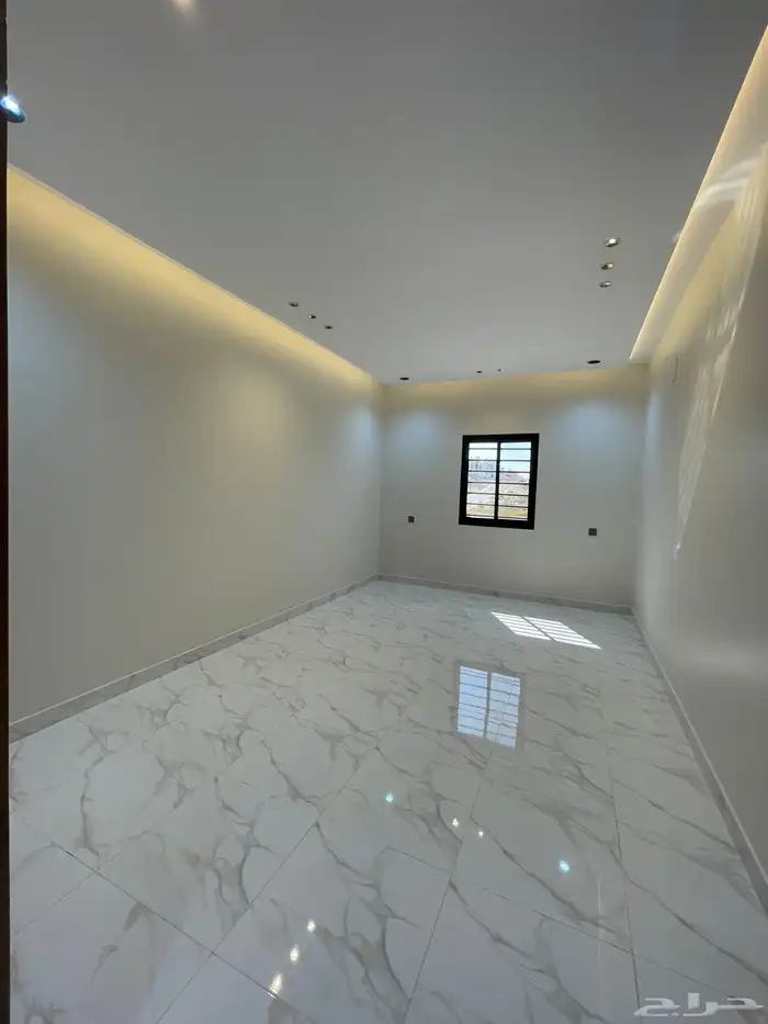 للبيع شقه روف دوبلكس دور ثاني وملحق درج داخلي بخميس مشيط 5