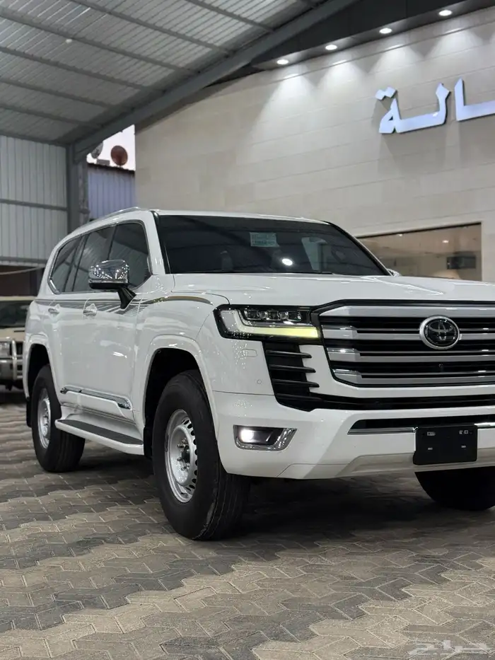 تويوتا لاندكروزر 2023 VX.R بنزين عداد 71 الف فقط 3